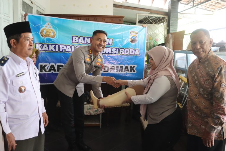 Kapolres Demak Beri Bantuan Kaki Palsu Bagi Penyandang Disabilitas 