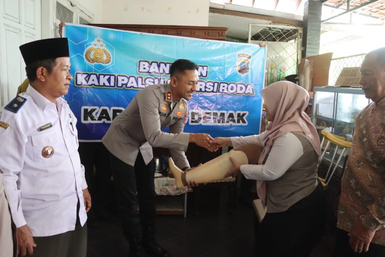 Kapolres Demak Beri Bantuan Kaki Palsu Bagi Penyandang Disabilitas 