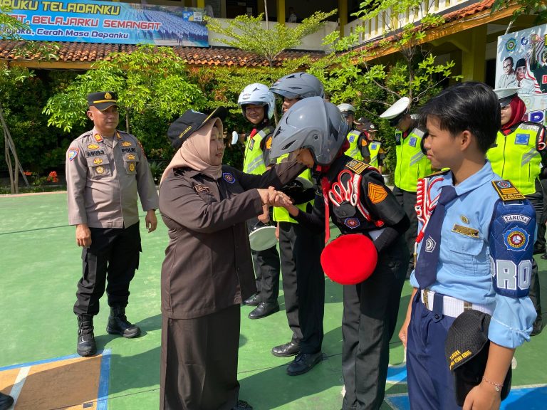 Tegas dan Mengedukasi, Program “Polisi Menyapa” Sambangi SMK Bina Utama Kendal