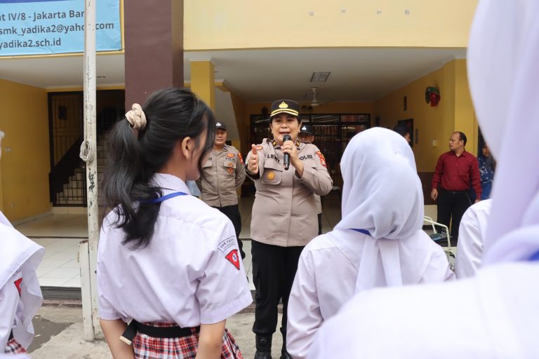 Polres Jakbar Hadir di Tengah Pelajar, Ingatkan Bahaya Tawuran dan Narkoba di SMK Yadika 2 Jakarta