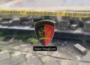 Pavingisasi Depan Masjid dibatasi menggunakan police line milik aparat kepolisian.