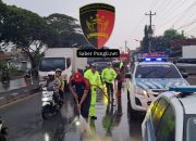 Satlantas Polres Demak dan Damkar Sigap Bersihkan Lumpur di Jalan Pantura