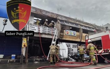 Detik – Detik Kebakaran Ruko Dua Lantai PT. KAI di Jurnatan Jalan Agus Salim Semarang