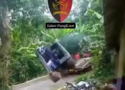 Gagal Turun dari Truk, Mini Excavator Terguling Masuk Parit di Banyubiru