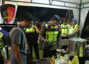 Cara Unik Polisi Hangatkan Pengamanan Malam Tahun Baru 2026, Bagikan Ribuan Kopi Gratis ke Masyarakat Jepara