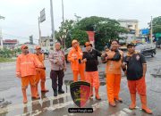 Wujud Kepedulian Lingkungan, Bhabinkamtibmas Kedoya Utara Pantau Kesiapan Pompa Air di Area Green Garden