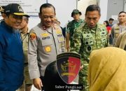 Pastikan Penanganan Pengungsi Berjalan Baik, Kapolda Metro Jaya dan Pangdam Jaya Tinjau Lokasi Banjir di Jakarta Utara