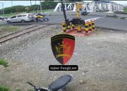 Kesigapan Kabid Humas Polda Jateng, Selamatkan Mobil Mogok Dari Perlintasan Kereta Api