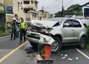 Istri Polisi Ini Rela Mobilnya Ringsek Demi Selamatkan Pemotor Ditabrak Truk.