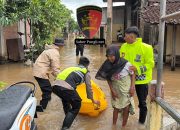 Polisi Evakuasi Lansia Sakit Saat Banjir Di Kalinyamatan
