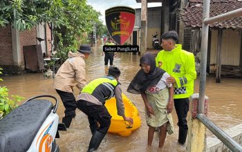 Polisi Evakuasi Lansia Sakit Saat Banjir Di Kalinyamatan