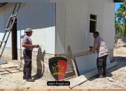 Gotong Royong Brimob dan Warga Bangun Rumah Swadaya Pascabanjir di Tolang Julu