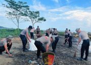 Menjaga Laut, Merawat Harapan: Brimob Sumut Bersihkan Pantai Sirao