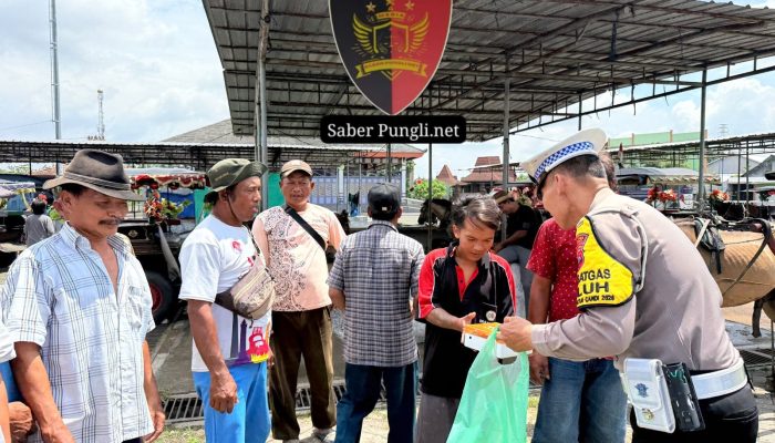 Polres Demak Tingkatkan Edukasi Keselamatan Lalu Lintas Lewat Kegiatan Jum’at Berkah