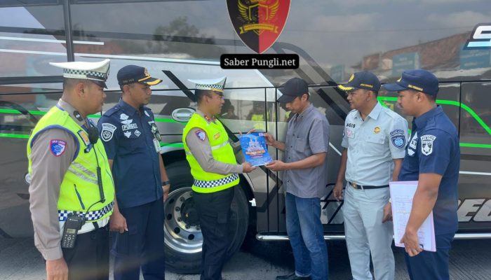 Cegah Kecelakaan, Satlantas Polres Demak Periksa Kendaraan dan Pasang Imbauan