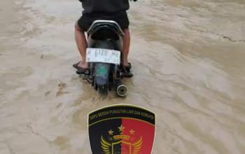 Debit Air Kali Babon Melonjak, Warga Karangroto Gotong Royong Bendung Tanggul Jebol