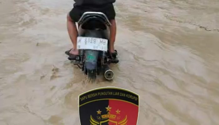 Debit Air Kali Babon Melonjak, Warga Karangroto Gotong Royong Bendung Tanggul Jebol