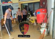 Polrestabes Semarang Terjunkan Satgas Bencana Bhayangkara Tangani Banjir Di Tembalang