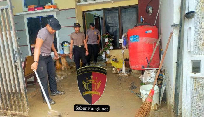 Polrestabes Semarang Terjunkan Satgas Bencana Bhayangkara Tangani Banjir Di Tembalang