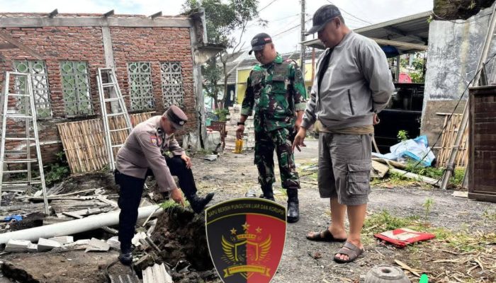 Kapolsek Tembalang Tinjau Lokasi Tanah Ambles Akibat Abrasi Kali Babon Di Sendangmulyo