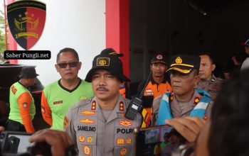 Tanggul Sungai Cabean Jebol, Ratusan Personel Polres Demak Dikerahkan Evakuasi Warga