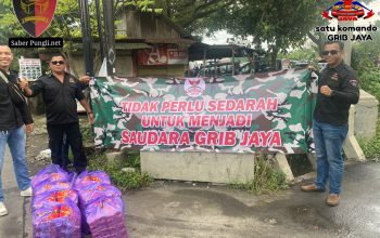 Tak Perlu Sedarah Menjadi Saudara”, DPC GRIB Jaya Kabupaten Demak Berbagi Takjil di Depan Polres Demak