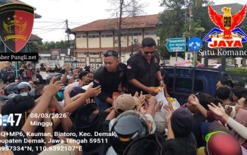 DPC GRIB Jaya Kabupaten Demak Berbagi Takjil di Alun-Alun Demak