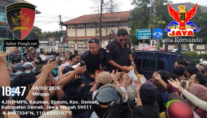 DPC GRIB Jaya Kabupaten Demak Berbagi Takjil di Alun-Alun Demak