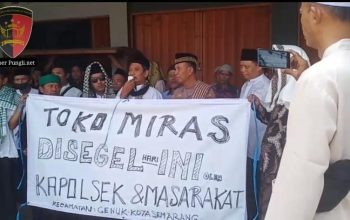 Kapolsek Genuk Bersama Masyarakat Tutup Toko Penjual Miras di Bulan Ramadhan