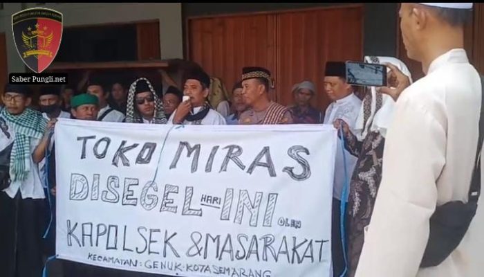 Kapolsek Genuk Bersama Masyarakat Tutup Toko Penjual Miras di Bulan Ramadhan