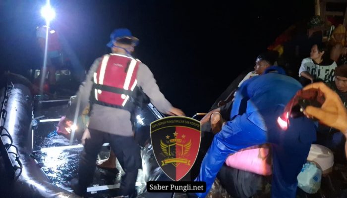 SELURUH PENUMPANG SELAMAT, POLAIRUD TANJUNG TIRAM EVAKUASI KAPAL NELAYAN RUSAK DI PESISIR PULAU SALAH NAMO