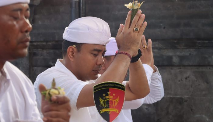 Kapolres Karangasem hadiri Persembahyangan Hari Raya Saraswati di Pura Padmasana Polres