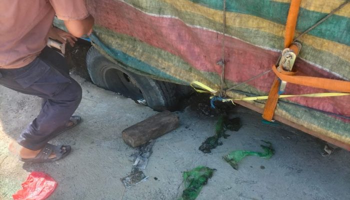 TRUK MUATAN TERPEROSOK DI JALAN BATURSARI, WARGA KELUHKAN KUALITAS PENGGURUKAN GALIAN JARGAS 