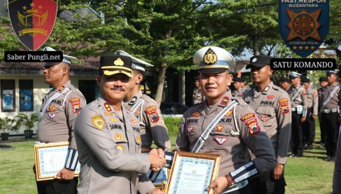 Personel Berprestasi Tugas Kepolisian Terima Penghargaan dari Kapolres Demak