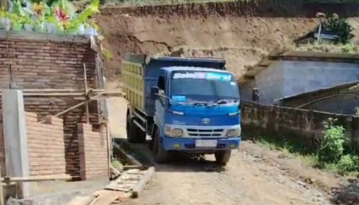 Pemukiman dan Pesantren Terancam Longsor, Warga Protes APH Terkesan Tutup Mata