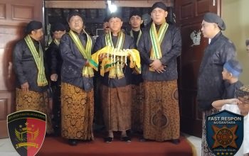 Arak-Arakan Minyak Jamas Warnai Prosesi Penjamasan Pusaka Kanjeng Sunan Kalijaga