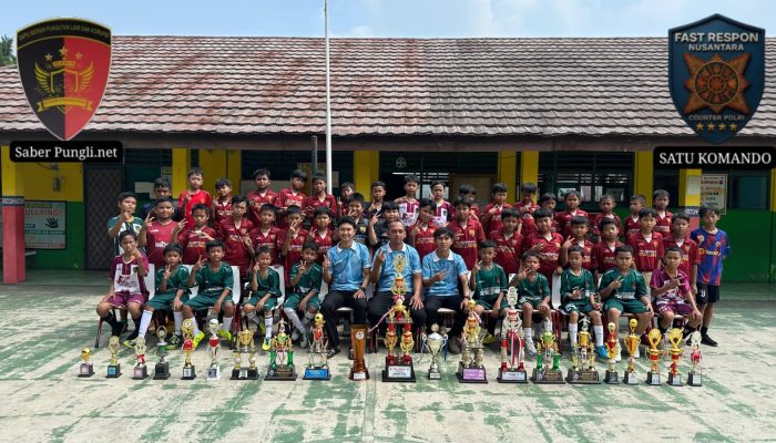 Banggakan Kota Bekasi, Skuad Muda SDN Jatiluhur 2 Angkat Piala U-9 dan U-12 di Ajang Futsal Fourpeo