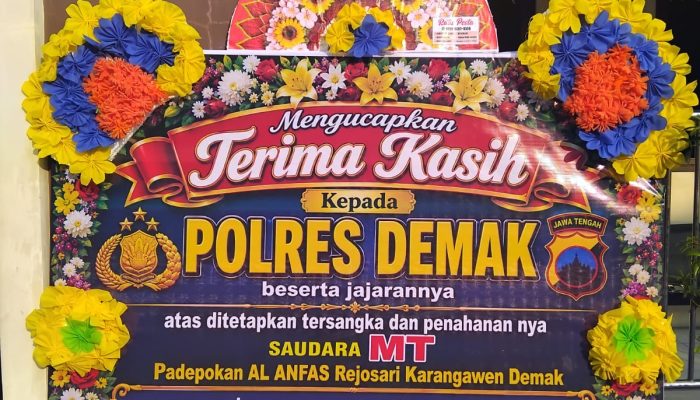 Advokat Viral Choirun Nidzar Alqodari, S.H. dan Cak Ulil ASPIRASI Berikan Karangan Bunga Apresiasi kepada Polres Demak