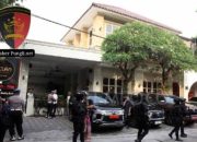 Penggeledahan Cafe de’CLAN Signature: Polisi Temukan Tumpukan USD dan SGD di dalam Brankas Rahasia