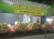 Eko Penjual Durian di Jalan Abdulrahman Saleh Menjadi Sorotan, Berani Jamin: “Kalau Tidak Enak, Tidak Perlu Bayar!”