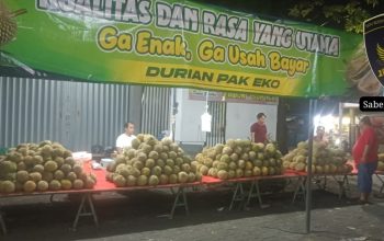 Eko Penjual Durian di Jalan Abdulrahman Saleh Menjadi Sorotan, Berani Jamin: “Kalau Tidak Enak, Tidak Perlu Bayar!”