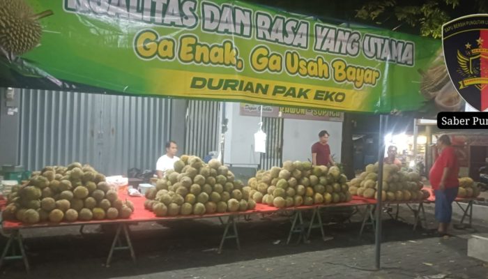 Eko Penjual Durian di Jalan Abdulrahman Saleh Menjadi Sorotan, Berani Jamin: “Kalau Tidak Enak, Tidak Perlu Bayar!”