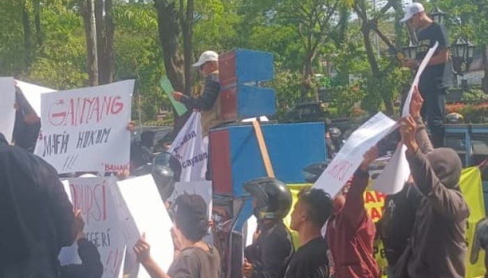 Desak Keadilan Tanpa Pandang Bulu, Massa BAHAR Gelar Aksi Damai di Kejati Jateng
