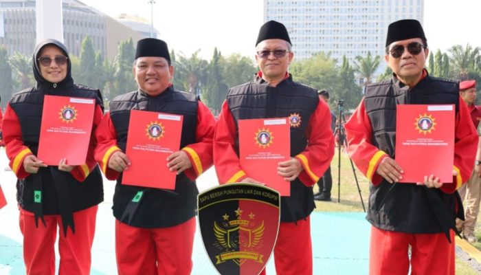 DR. H. KRAT AM JUMAI dan Sejumlah Tokoh Dianugerahi Gelar Pendekar Kehormatan Tapak Suci