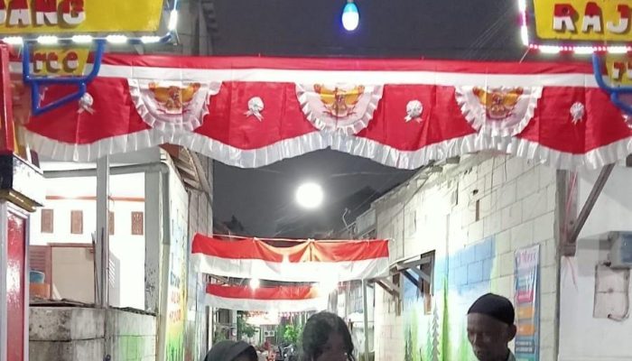 Semarak Malam Pitulasan, Warga RT 08 RW 09 Kebonharjo Potong Tumpeng dan Bagi-Bagi Hadiah