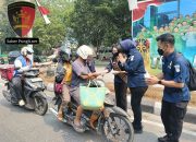 Polda Kalteng Bagikan 500 Masker kepada Pengendara