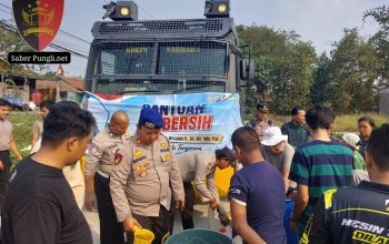 Peduli Warga Terdampak Kekeringan, Polda Banten Distribusikan 6.500 Liter Air Bersih di Tigaraksa