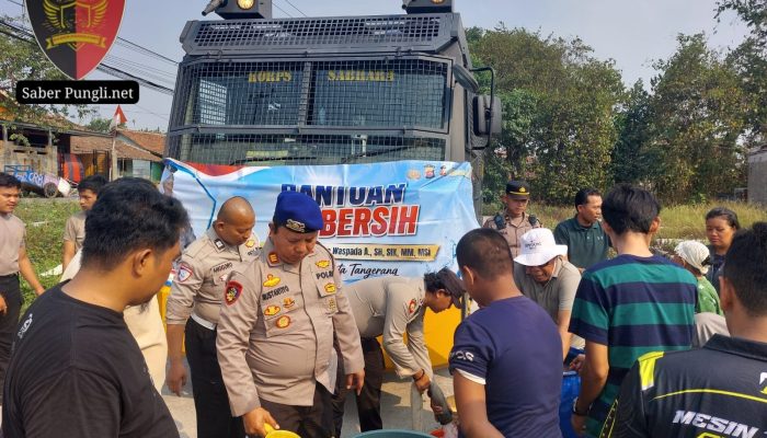 Peduli Warga Terdampak Kekeringan, Polda Banten Distribusikan 6.500 Liter Air Bersih di Tigaraksa