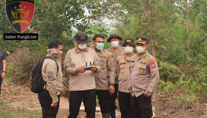 Kapolda Kalteng Turun Langsung Padamkan Karhutla di Kawasan Sebangau dan Jalan Mahir Mahar Palangka Raya