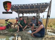 PERERAT SILATURAHMI, BABINSA DESA KARANGSARI LAKSANAKAN KOMSOS BERSAMA PETANI BAWANG
